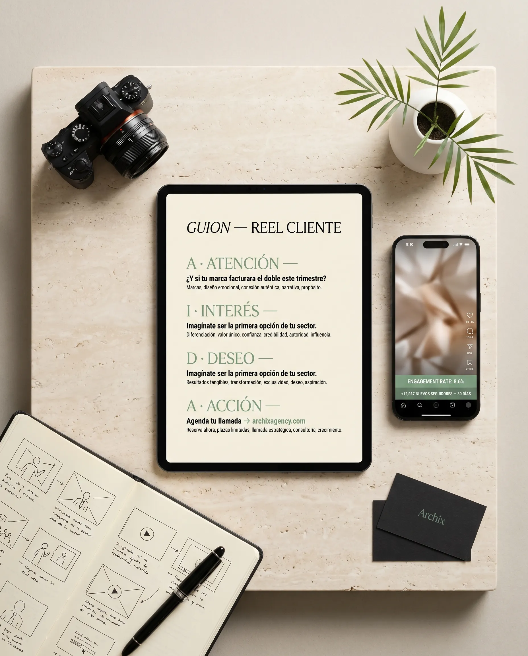 Guion AIDA en tablet con reel de Instagram y cuaderno de storyboards