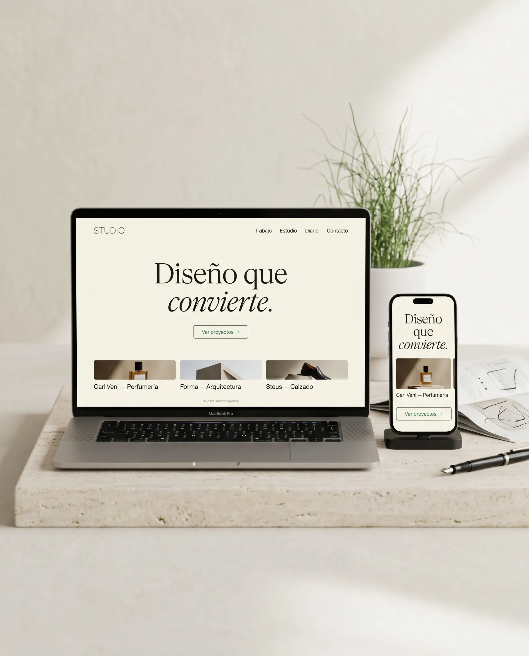 Mockup de web Studio en portátil y móvil