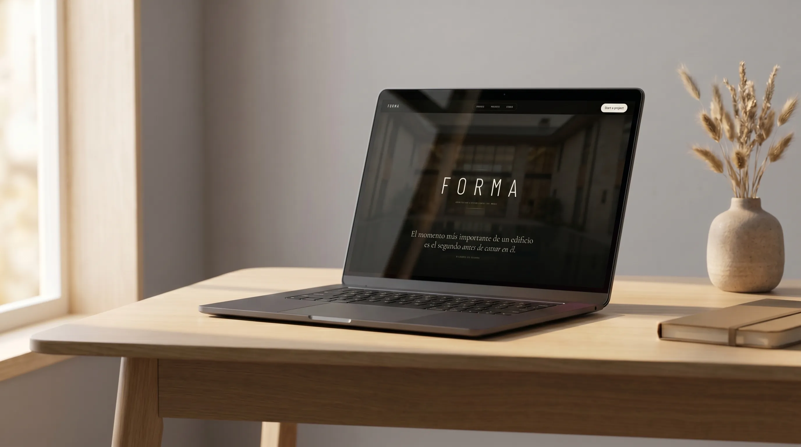 Mockup de FORMA — Architecture Studio en portátil